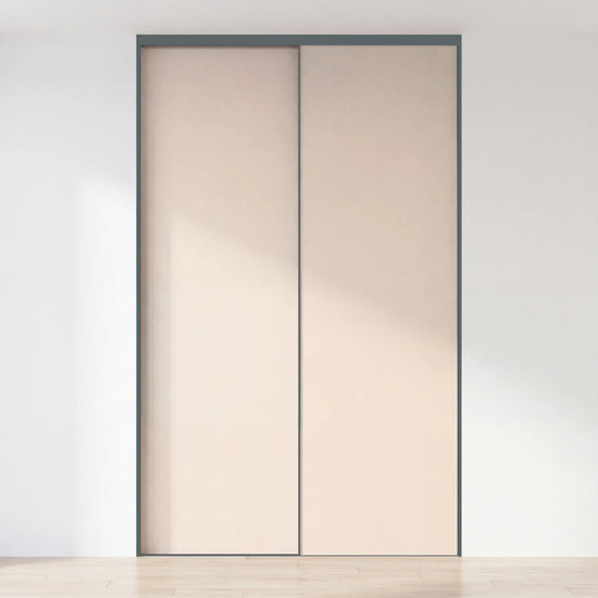 Beige schuifdeurwand op maat met 2 deuren en antraciet profiel