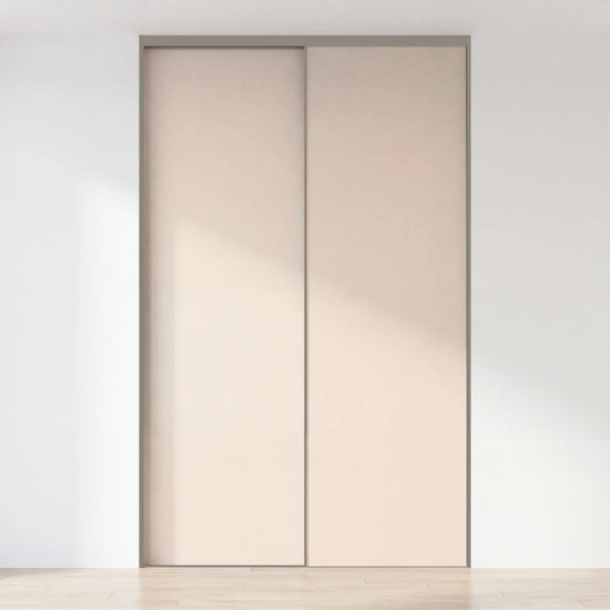 Beige schuifdeurwand op maat met 2 deuren en kwartsgrijs profiel