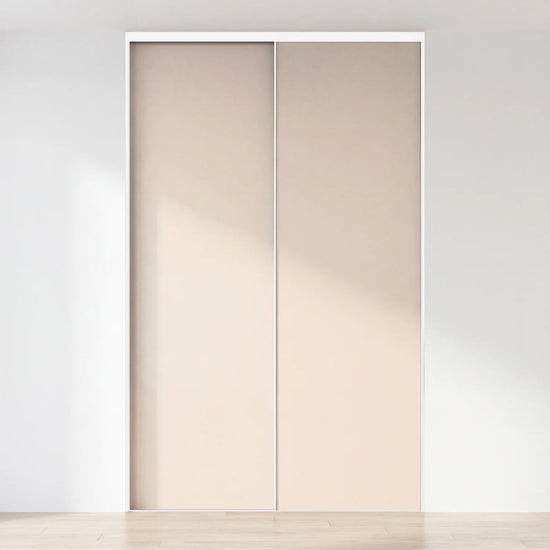 Beige schuifdeurwand op maat met 2 deuren en wit profiel