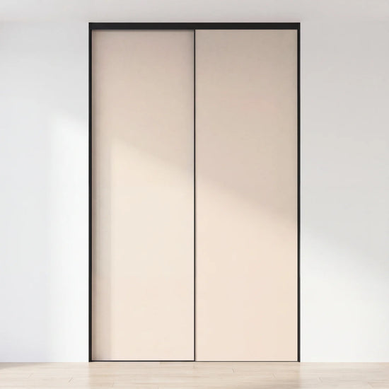 Beige schuifdeurwand op maat met 2 deuren en zwart profiel