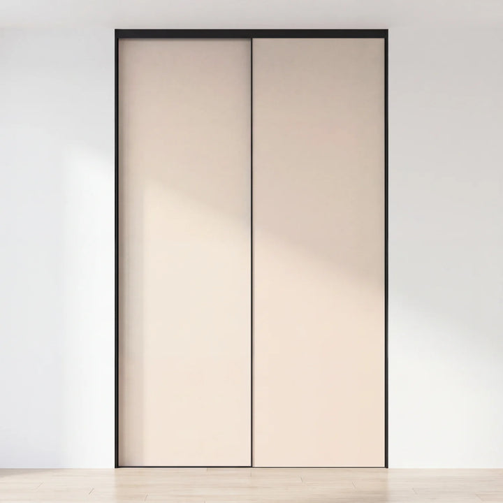 Beige schuifdeurwand op maat met 2 deuren en zwart profiel
