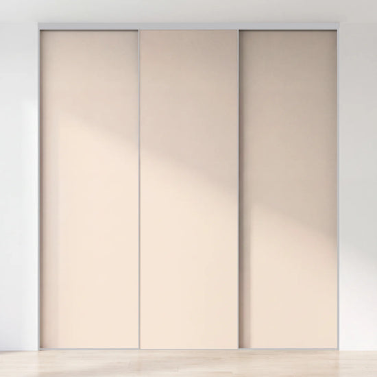Beige schuifdeurwand op maat met 3 deuren en aluminium profiel
