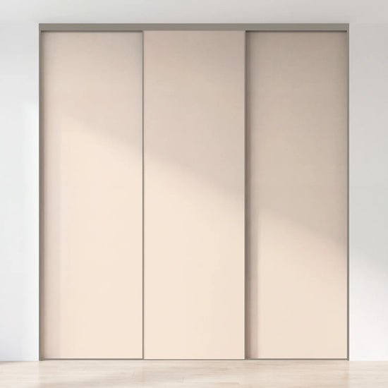 Beige schuifdeurwand op maat met 3 deuren en kwartsgrijs profiel