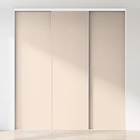 Beige schuifdeurwand op maat met 3 deuren en wit profiel
