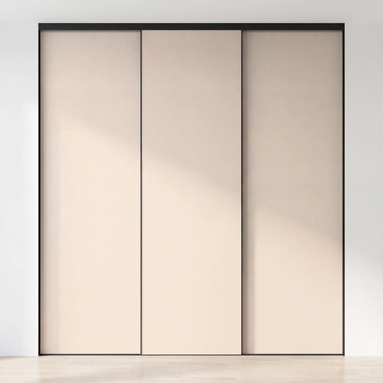 Beige schuifdeurwand op maat met 3 deuren en zwart profiel
