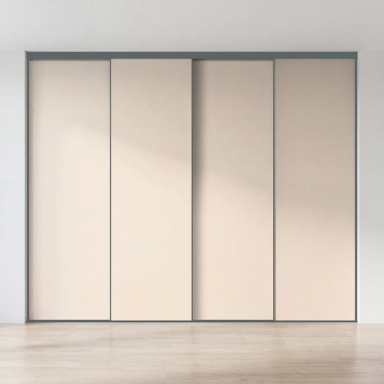 Beige schuifdeurwand op maat met 4 deuren en antraciet profiel