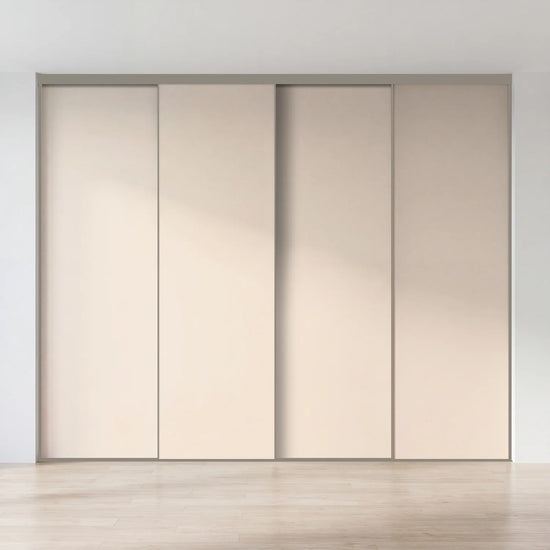 Beige schuifdeurwand op maat met 4 deuren en kwartsgrijs profiel