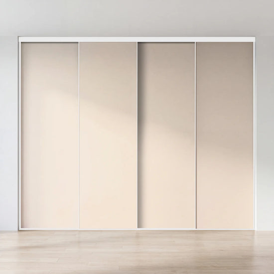 Beige schuifdeurwand op maat met 4 deuren en wit profiel