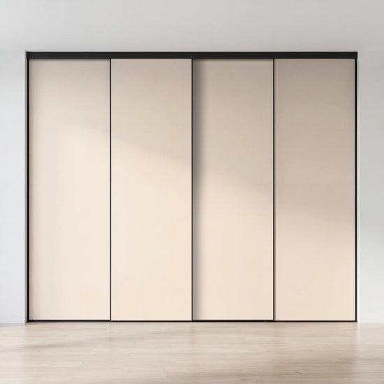 Beige schuifdeurwand op maat met 4 deuren en zwart profiel