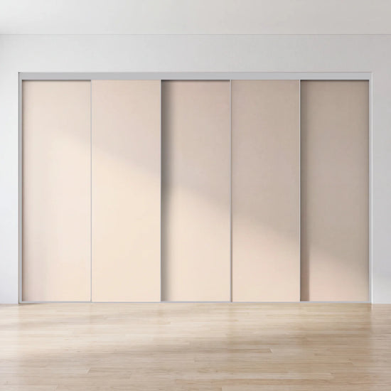 Beige schuifdeurwand op maat met 5 deuren en aluminium profiel