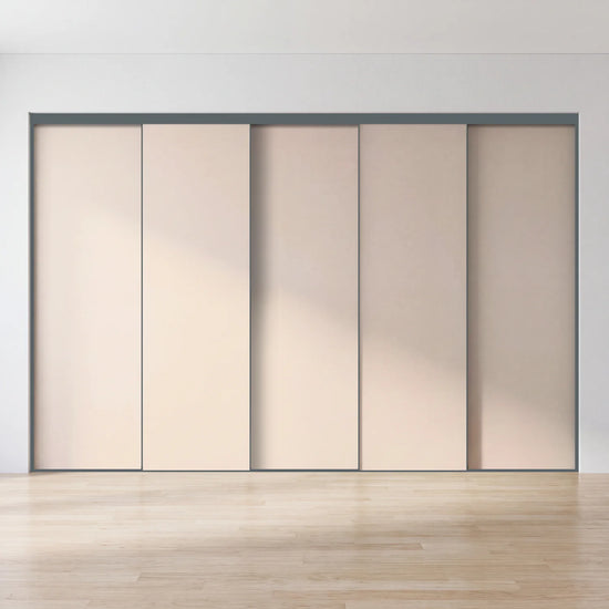 Beige schuifdeurwand op maat met 5 deuren en antraciet profiel