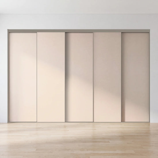Beige schuifdeurwand op maat met 5 deuren en kwartsgrijs profiel