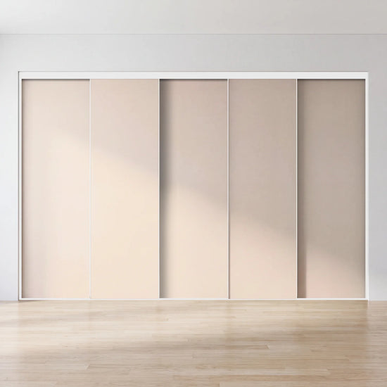 Beige schuifdeurwand op maat met 5 deuren en wit profiel