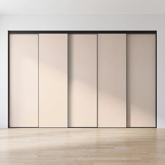 Beige schuifdeurwand op maat met 5 deuren en zwart profiel