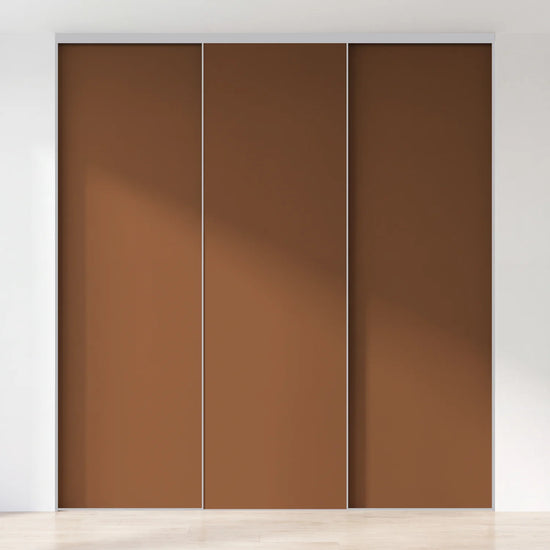 Cacaobruine schuifdeurwand op maat met 3 deuren en aluminium profiel