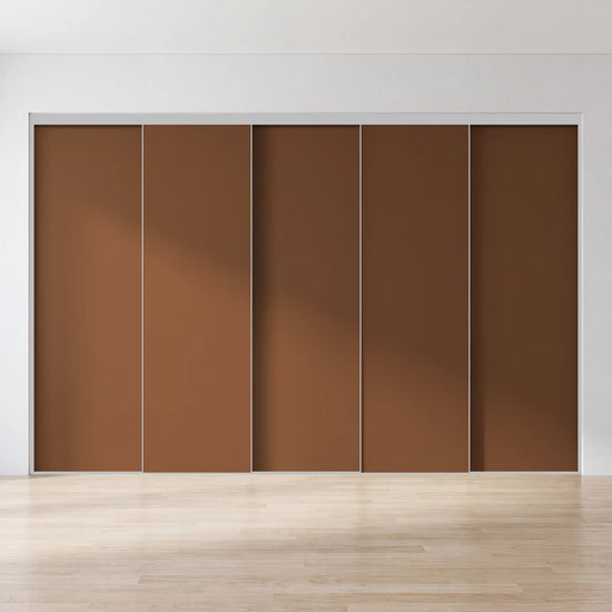 Cacaobruine schuifdeurwand op maat met 5 deuren en aluminium profiel