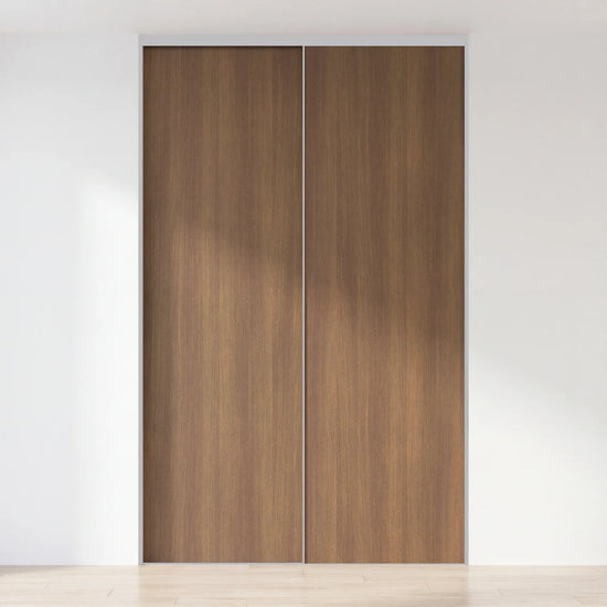 Donker eiken schuifdeurwand op maat met 2 deuren en aluminium profiel