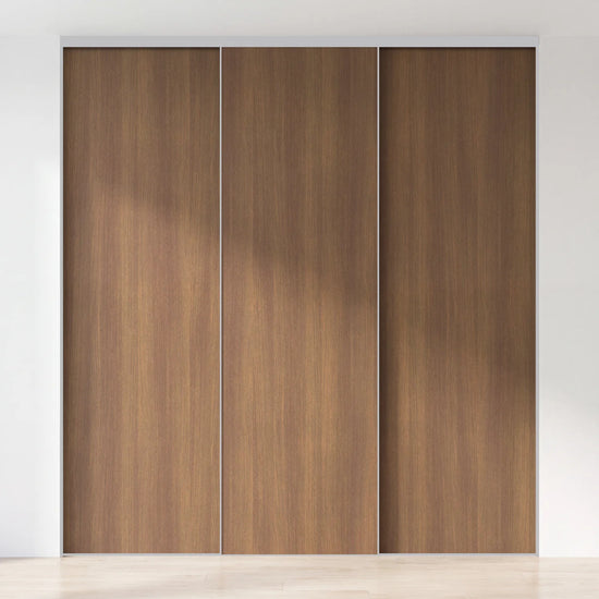 Donker eiken schuifdeurwand op maat met 3 deuren en aluminium profiel