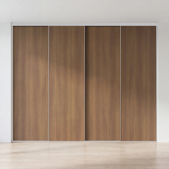 Donker eiken schuifdeurwand op maat met 4 deuren en aluminium profiel