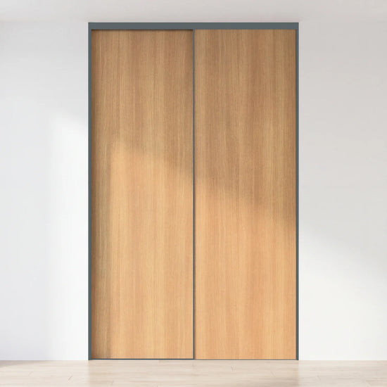 Eikenhouten schuifdeurwand op maat met 2 deuren en antraciet profiel