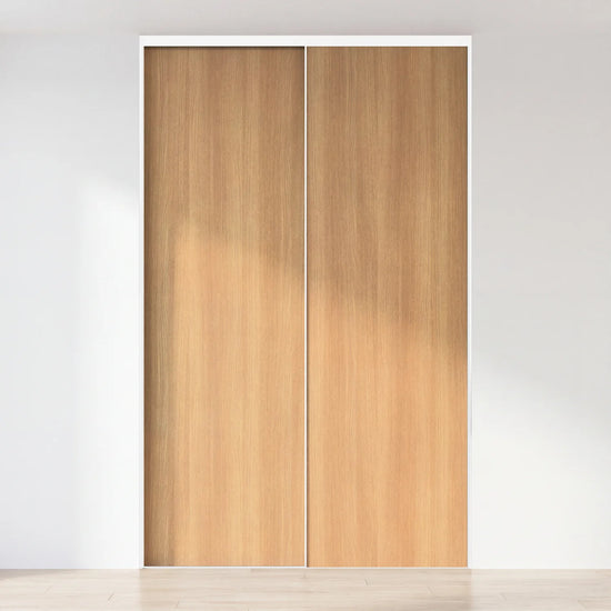 Eikenhouten schuifdeurwand op maat met 2 deuren en wit profiel