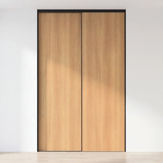 Eikenhouten schuifdeurwand op maat met 2 deuren en zwart profiel