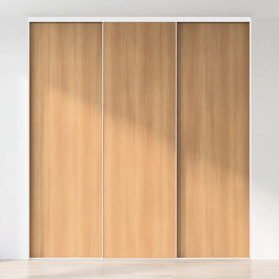Eikenhouten schuifdeurwand op maat met 3 deuren en wit profiel
