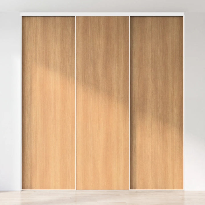 Eikenhouten schuifdeurwand op maat met 3 deuren en wit profiel