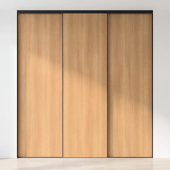 Eikenhouten schuifdeurwand op maat met 3 deuren en zwart profiel