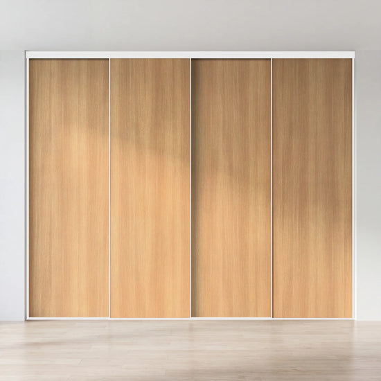 Eikenhouten schuifdeurwand op maat met 4 deuren en wit profiel