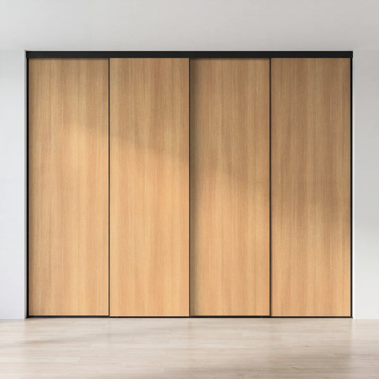 Eikenhouten schuifdeurwand op maat met 4 deuren en zwart profiel