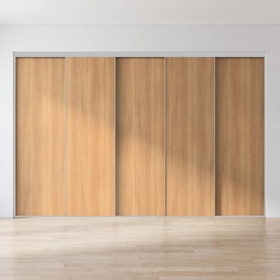 Eikenhouten schuifdeurwand op maat met 5 deuren en aluminium profiel