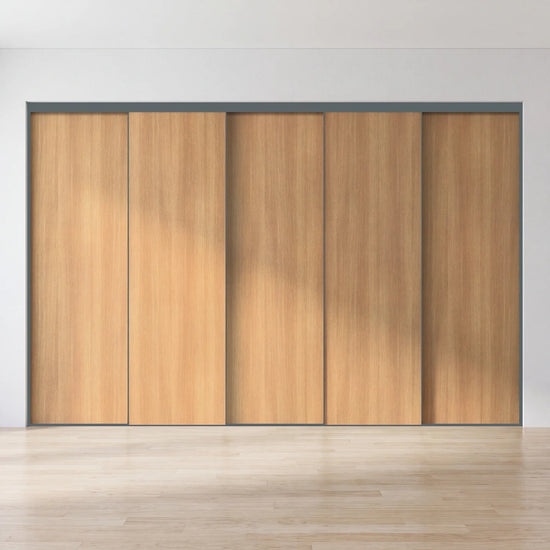 Eikenhouten schuifdeurwand op maat met 5 deuren en antraciet profiel