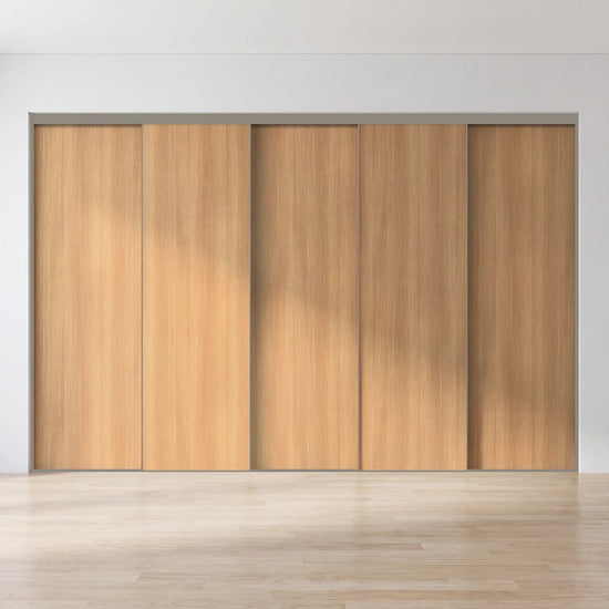 Eikenhouten schuifdeurwand op maat met 5 deuren en kwartsgrijs profiel