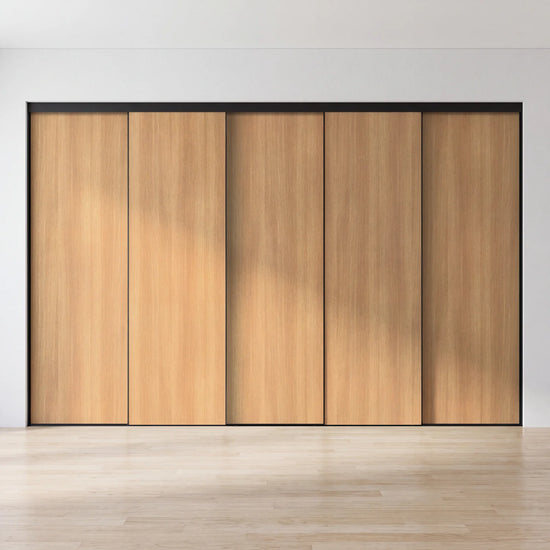 Eikenhouten schuifdeurwand op maat met 5 deuren en zwart profiel