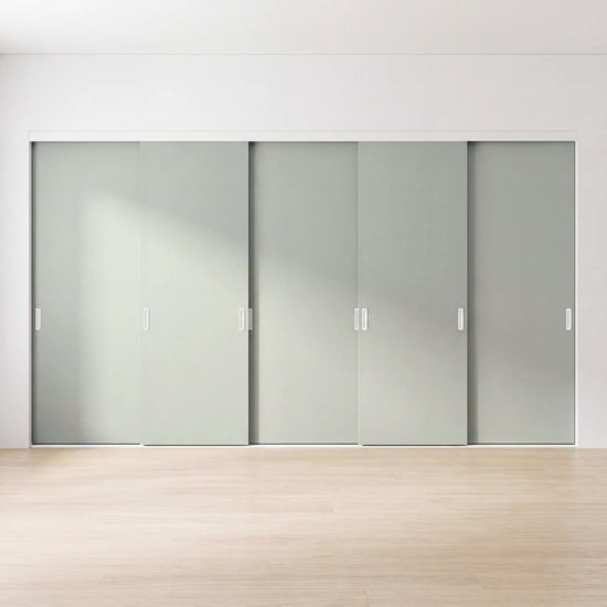 Fjord groen paneel schuifdeur op maat, vlak, met 5 deuren en wit profiel
