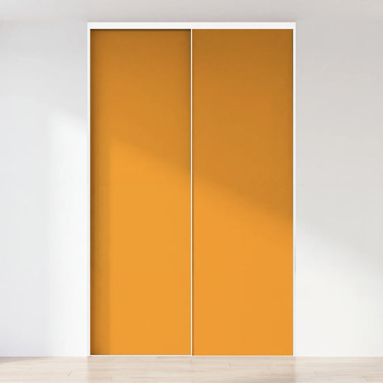 Gele schuifdeurwand op maat met 2 deuren en wit profiel