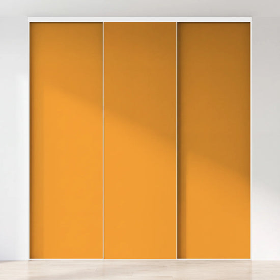 Gele schuifdeurwand op maat met 3 deuren en wit profiel