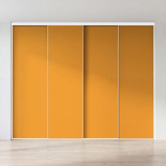 Gele schuifdeurwand op maat met 4 deuren en wit profiel