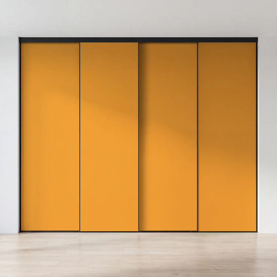 Gele schuifdeurwand op maat met 4 deuren en zwart profiel