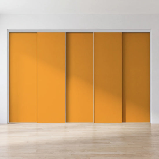 Gele schuifdeurwand op maat met 5 deuren en aluminium profiel
