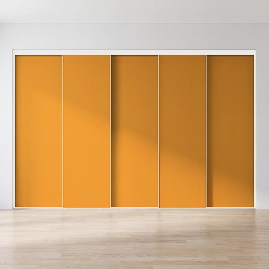 Gele schuifdeurwand op maat met 5 deuren en wit profiel