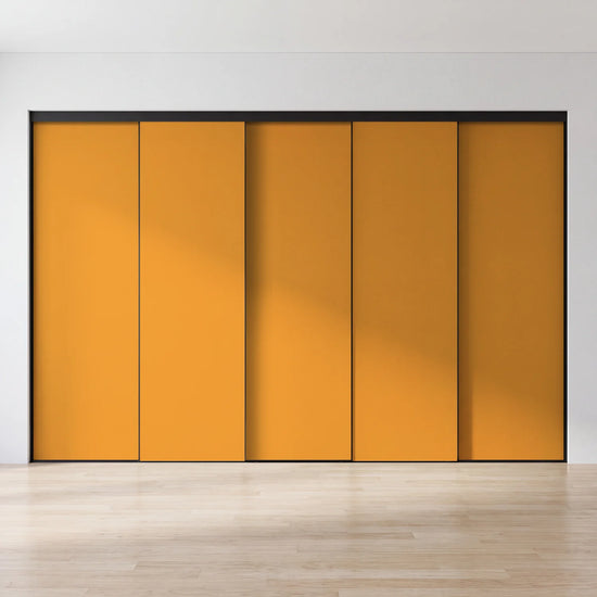Gele schuifdeurwand op maat met 5 deuren en zwart profiel