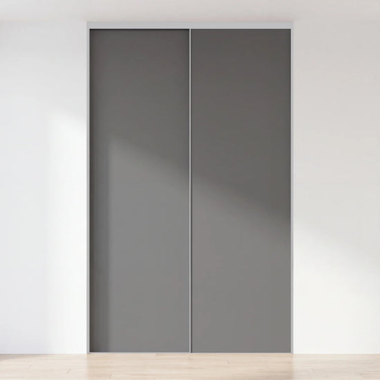 Grijze schuifdeurwand op maat met 2 deuren en aluminium profiel