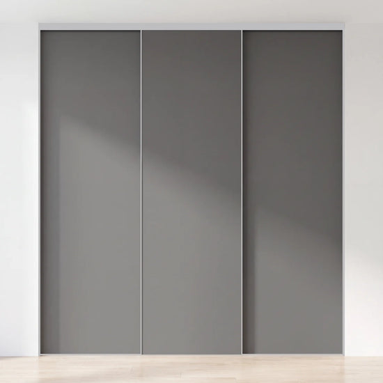 Grijze schuifdeurwand op maat met 3 deuren en aluminium profiel