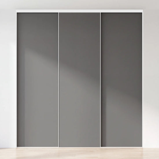 Grijze schuifdeurwand op maat met 3 deuren en wit profiel