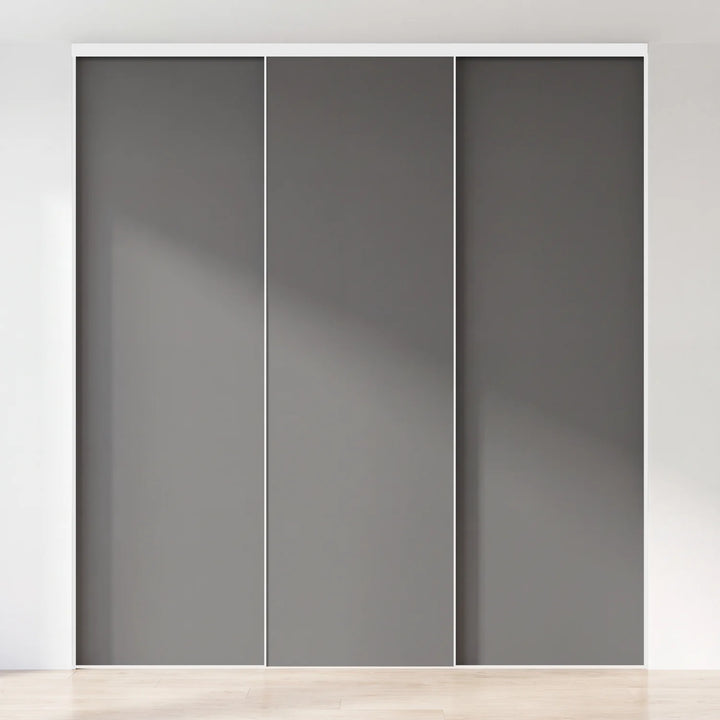 Grijze schuifdeurwand op maat met 3 deuren en wit profiel