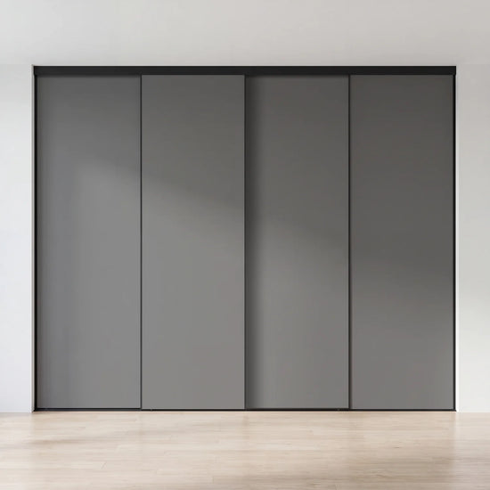 Grijze schuifdeurwand op maat met 4 deuren en zwart profiel