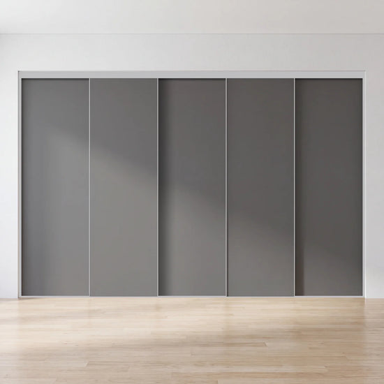 Grijze schuifdeurwand op maat met 5 deuren en aluminium profiel