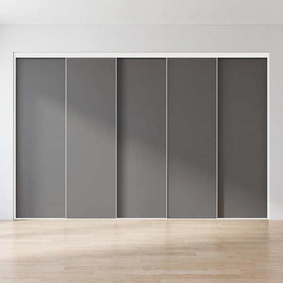 Grijze schuifdeurwand op maat met 5 deuren en wit profiel